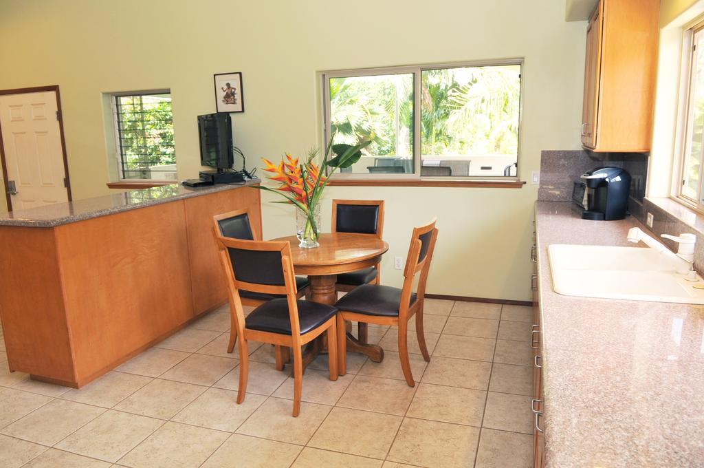 Aloha Aku Inn & Suites Кихеи Стая снимка