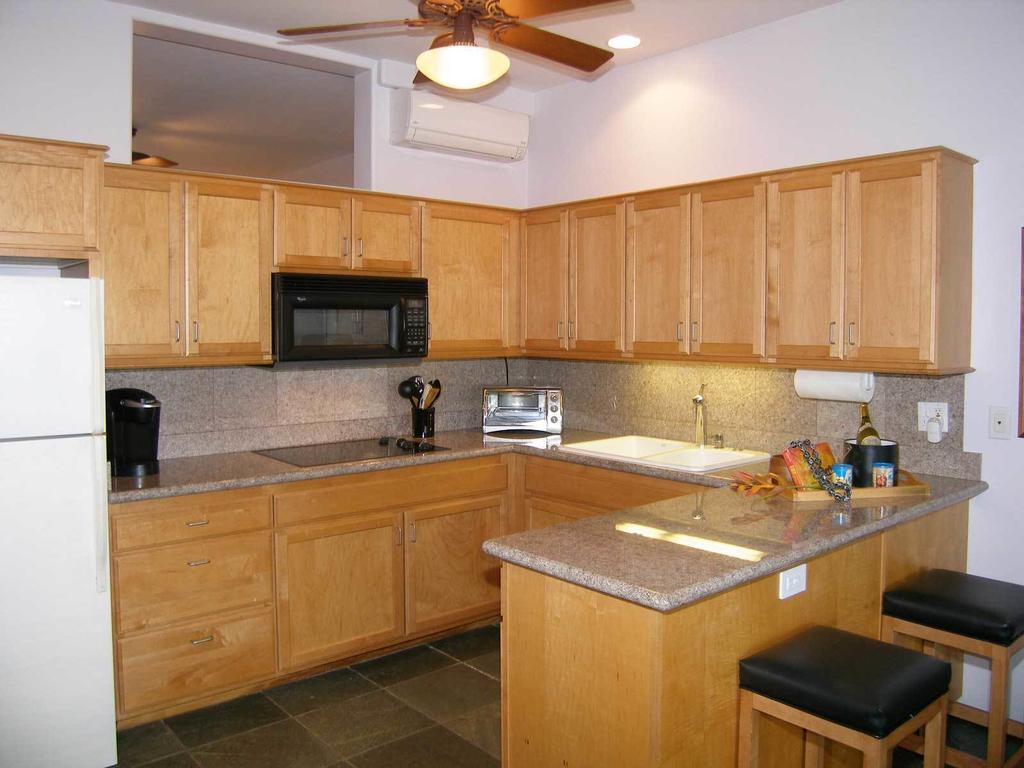 Aloha Aku Inn & Suites Кихеи Стая снимка