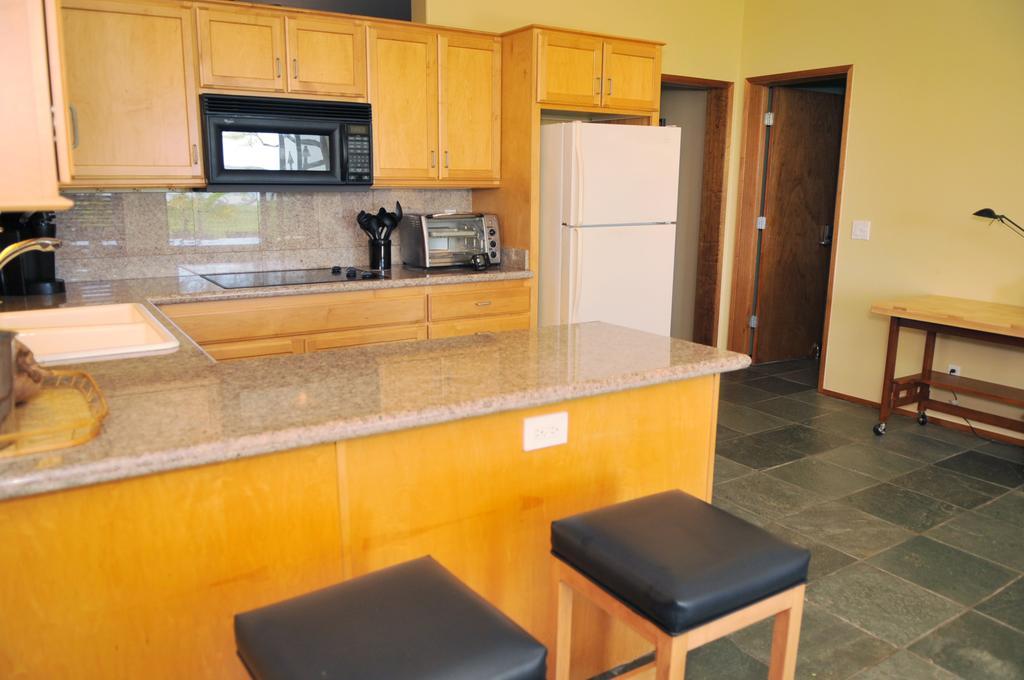 Aloha Aku Inn & Suites Кихеи Стая снимка